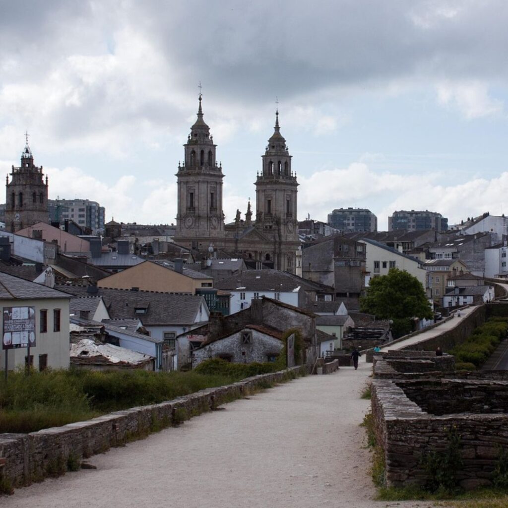Excursión a Playa de las Catedrales desde Santiago desde Santiago de Compostela y visita a Lugo