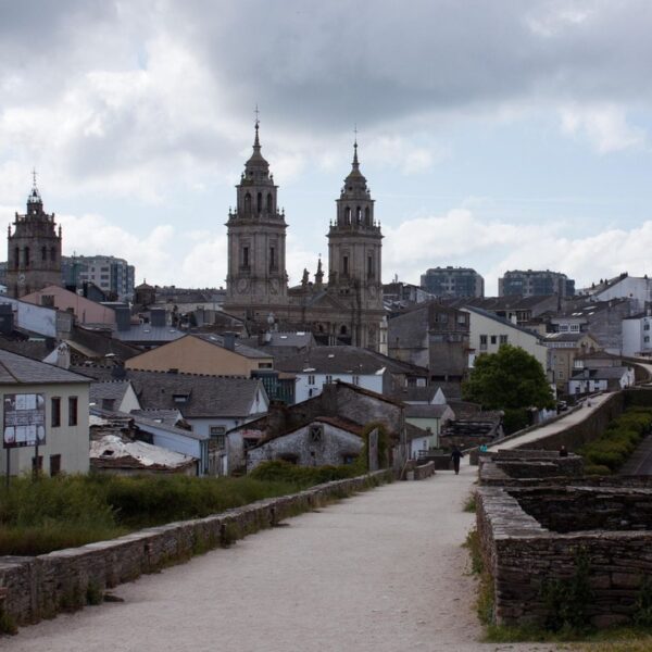 Excursión a Playa de las Catedrales desde Santiago desde Santiago de Compostela y visita a Lugo