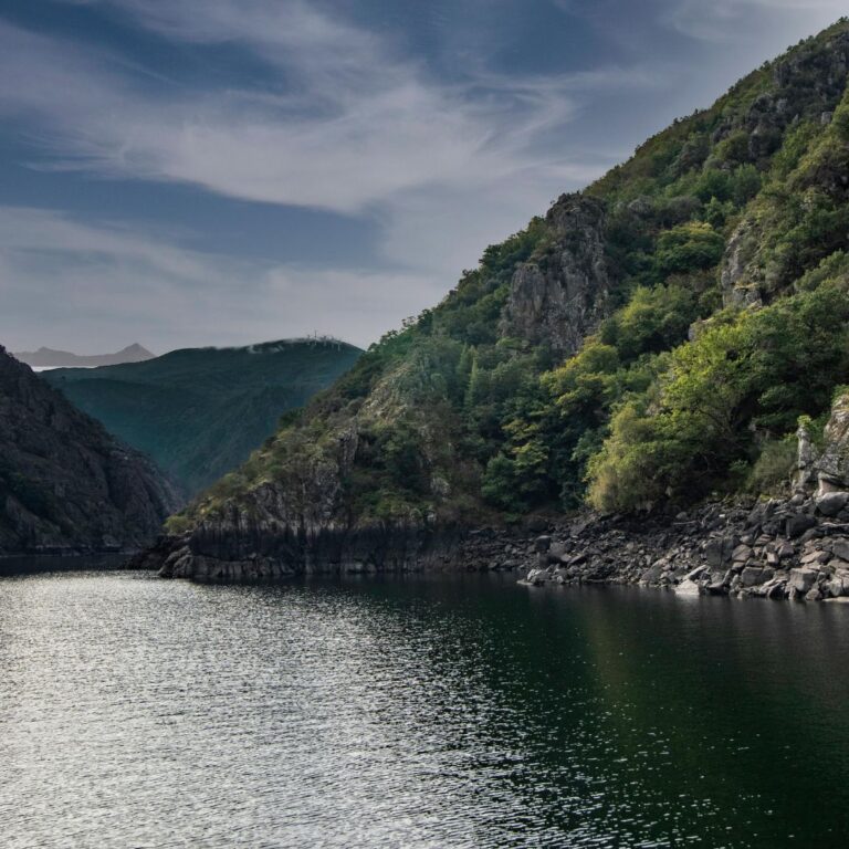 Excursión a Ribeira Sacra desde Santiago de Compostela catamarán