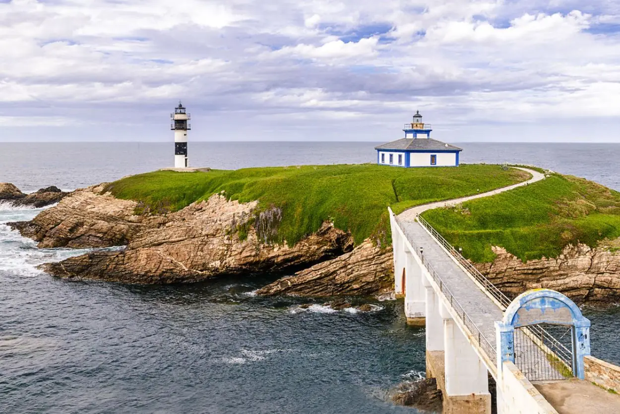 Isla Pancha y sus faros en Ribadeo, Galicia: excursiones desde Santiago de Compostela con Santiago Excursiones